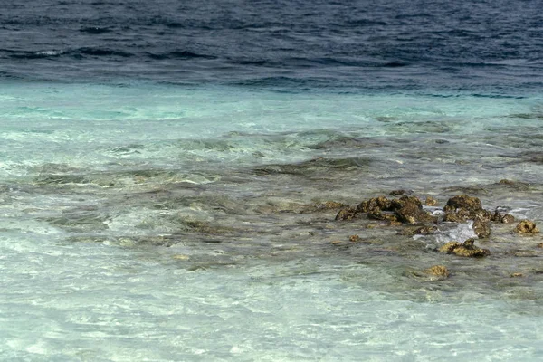 Maldivas cristal agua turquesa isla tropical paraíso playa de arena — Foto de Stock