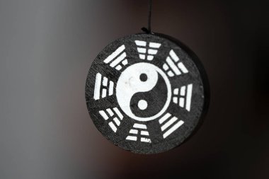İzole yin Yang sembolü kolye
