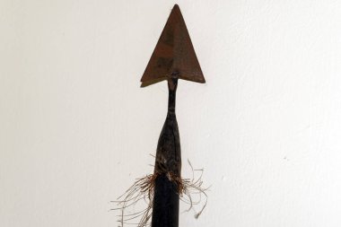 Ortaçağ mızrak üzerinde beyaz izole