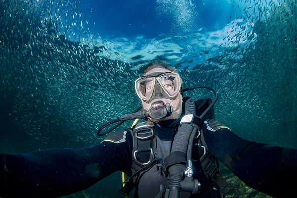 海でスキューバ ダイビング水中 selfie の肖像画 — ストック写真
