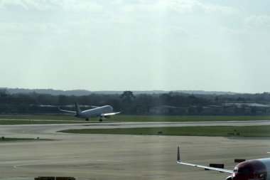 London, Büyük Britanya - 24 Mart 2019 - Gatwick Havalimanı işletmeciliğinde 