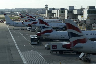 London, Büyük Britanya - 24 Mart 2019 - Gatwick Havalimanı işletmeciliğinde 