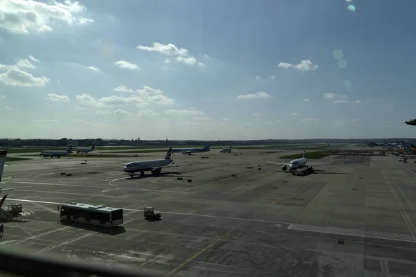 Londýn, Velká Británie - 24 březen 2019 - letiště Gatwick operace — Stock fotografie