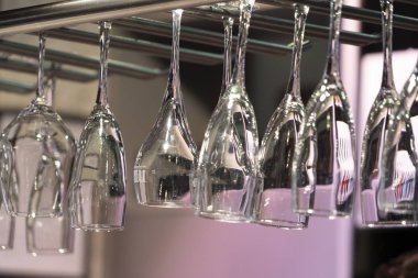 şarap camı asılı