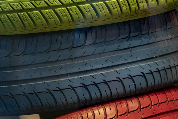 Muitas cores pneus de carro — Fotografia de Stock