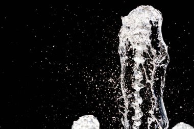 Su sıçraması siyah üzerine izole edilmiş.