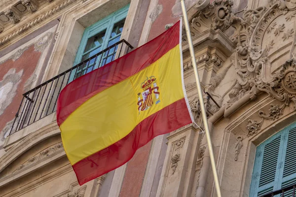 Sventolando bandiera spagnola sulla costruzione — Foto Stock