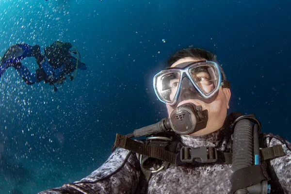 Potápěč pod vodou selfie portrét v oceánu — Stock fotografie