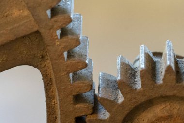 Eski dev demir ve ahşap dişli