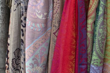 Bir dükkanda Arapça giysi kumaş