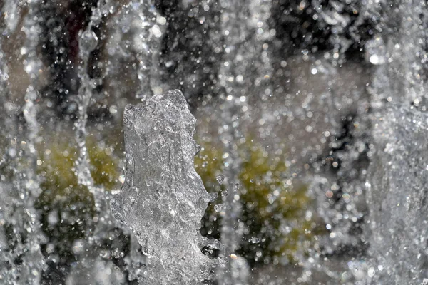 Fontän stänk vatten detalj närbild — Stockfoto