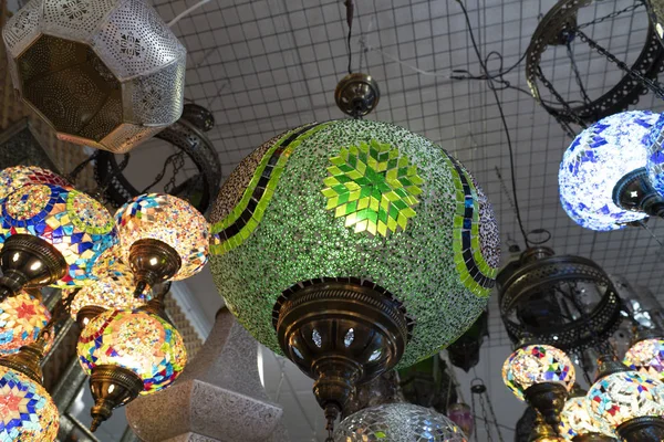 Arabská skleněná lampička s barevnou svítilnou — Stock fotografie