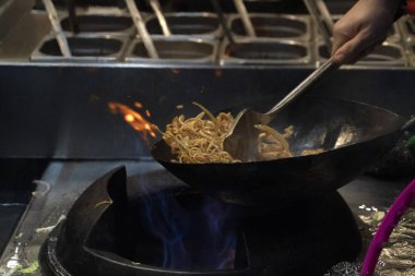 Wok pirinç spagetti pişirme