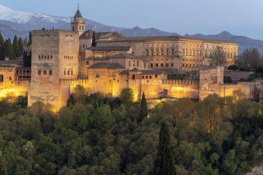 Gün batımında Granada Ispanya Alhambra kale Sarayı