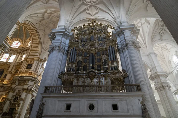 Gamla kyrkliga orgel röret detalj Granada katedralen — Stockfoto