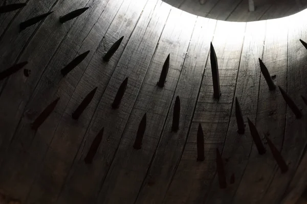 Lauf mit Spikes mittelalterliches römisches Foltersystem Detail — Stockbild Fass mit Nägeln mittelalterliches römisches Foltersystem — Stockfoto