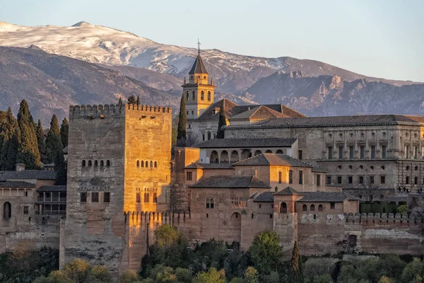 Alhambra fästning palats i Granada Spanien vid solnedgången — Stockfoto
