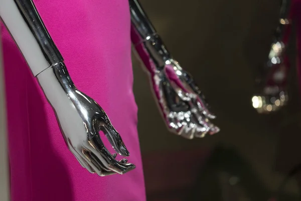 Mannequin femme argent détail main avec robe rose — Photo