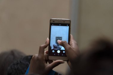 Paris, Fransa -7 Ekim 2018 - Mona Lisa tablo Louvre salonu turist kalabalık