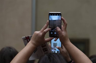 Paris, Fransa -7 Ekim 2018 - Mona Lisa tablo Louvre salonu turist kalabalık