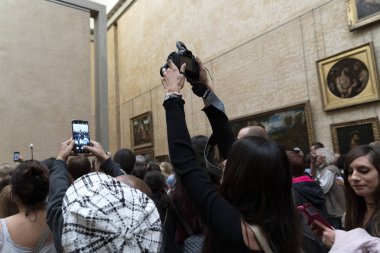Paris, Fransa -7 Ekim 2018 - Mona Lisa tablo Louvre salonu turist kalabalık