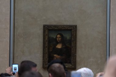 Paris, Fransa -7 Ekim 2018 - Mona Lisa tablo Louvre salonu turist kalabalık