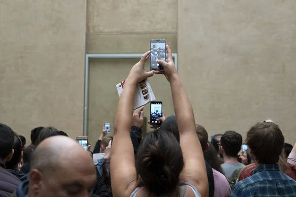 Paris, Frankrike-7 oktober 2018-Mona Lisa målning Louvre Hall trångt i turist — Stockfoto