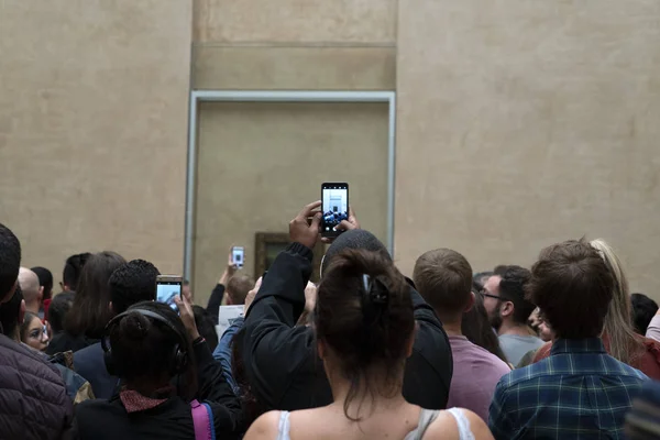 Paris, Fransa -7 Ekim 2018 - Mona Lisa tablo Louvre salonu turist kalabalık — Stok fotoğraf