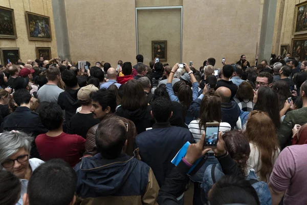 PARÍS, FRANCIA - 7 DE OCTUBRE DE 2018 - Mona Lisa pintando el Louvre lleno de turistas — Foto de Stock