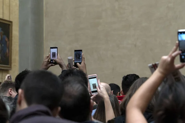 Paris, Franciaország-október 7, 2018-Mona Lisa festészet Louvre csarnok zsúfolt turista — Stock Fotó