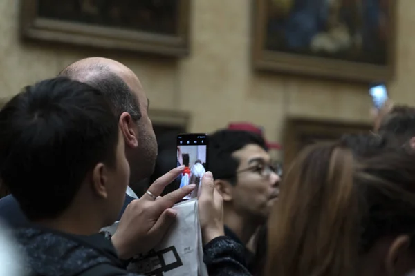 Paris, Frankrike-7 oktober 2018-Mona Lisa målning Louvre Hall trångt i turist — Stockfoto