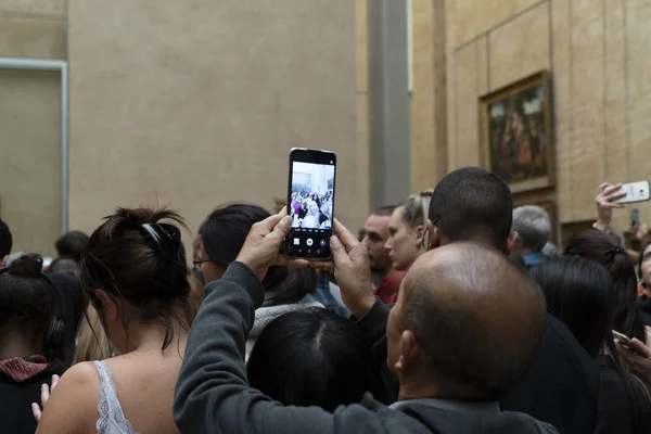 Paris, Frankrike-7 oktober 2018-Mona Lisa målning Louvre Hall trångt i turist — Stockfoto
