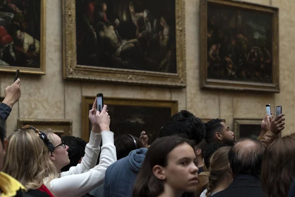 Paříž, Francie-7. října 2018-Mona Lisa malba v hale Louvre — Stock fotografie