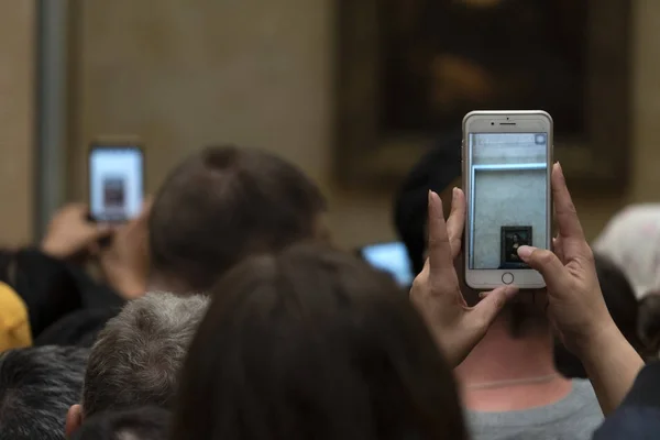 PARIS, FRANÇA-OUTUBRO 7, 2018 - Mona Lisa pintura Louvre salão lotado de turistas — Fotografia de Stock