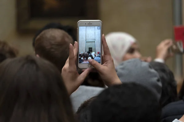 PARIS, FRANCE -OCTOBER 7, 2018 - Mona Lisa painting Louvre hall crowded of tourist — Stock Photo, Image