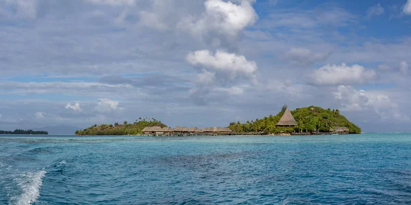 Bora Bora paisaje aéreo francés polinesia bungalow sobre el agua — Foto de Stock