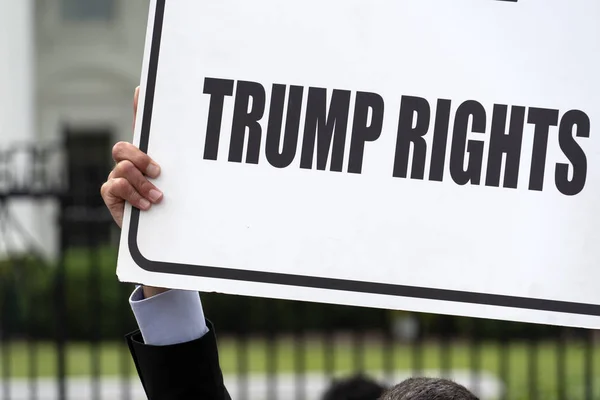 Washington DC, USA-április 26 2019-demonstráció ellen Trump a fehér házban — Stock Fotó