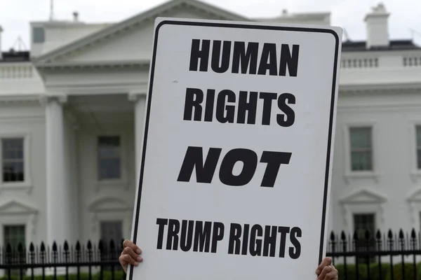 WASHINGTON DC, Estados Unidos - 26 de abril de 2019 - Manifestación contra Trump en la Casa Blanca — Foto de Stock