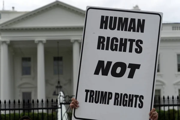 WASHINGTON DC, Estados Unidos - 26 de abril de 2019 - Manifestación contra Trump en la Casa Blanca — Foto de Stock