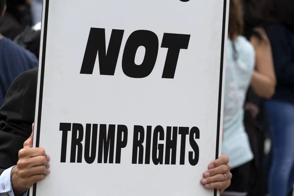 Washington DC, USA-április 26 2019-demonstráció ellen Trump a fehér házban — Stock Fotó