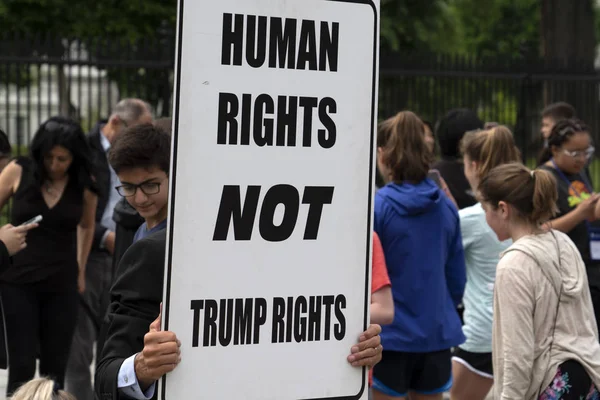 WASHINGTON DC, USA - APRIL 26 2019 - Demonstration  against Trump at White House — Stock Photo, Image