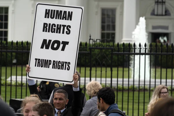 Вашингтон, США-Квітень 26 2019-демонстрація проти Трампа в Білому домі — стокове фото
