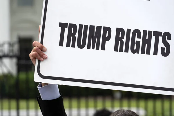 WASHINGTON DC, Estados Unidos - 26 de abril de 2019 - Manifestación contra Trump en la Casa Blanca —  Fotos de Stock