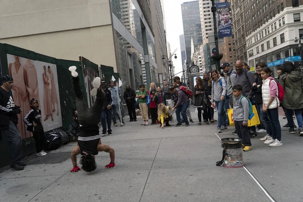 New York, USA-maj 7 2019-Break dansare i 5th Avenue — Stockfoto