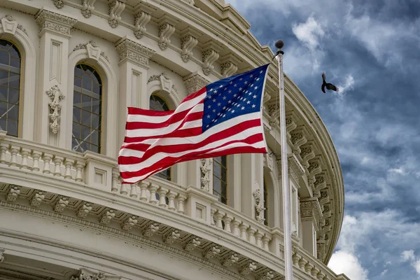 Capitool van Washington DC met zwaaiende vlag — Stockfoto