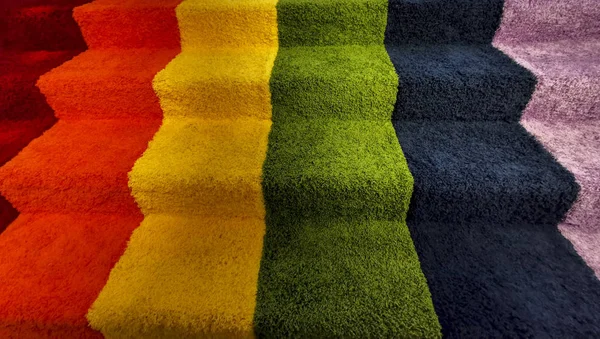 Drapeau arc-en-ciel couleurs de paix tapis ajusté escalier — Photo