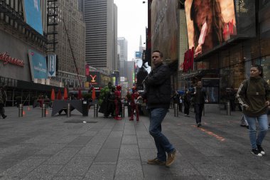 New York - ABD 4 Mayıs 2019 - Times meydanı insanlarla dolu