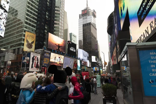 NUEVA YORK - EE.UU. MAYO 4 2019 - Times Square lleno de gente — Foto de Stock