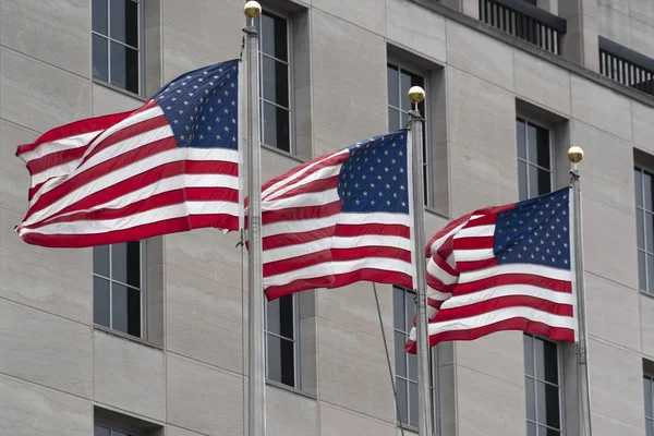 Washington DC 16e straat gebouwen Windows zwaaiende USA vlag Stockfoto