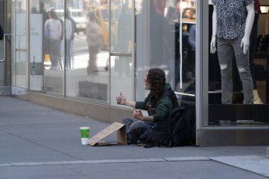 New York, Abd - 6 Mayıs 2019 - 5th Avenue insanlarla dolu